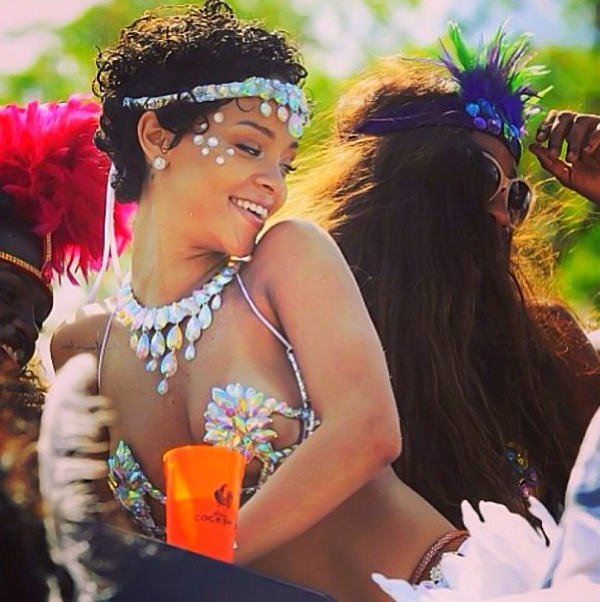 En glad och lycklig Rihanna.
